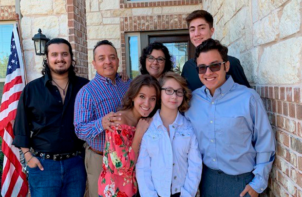 Sandra and Jorge Mendez with five children